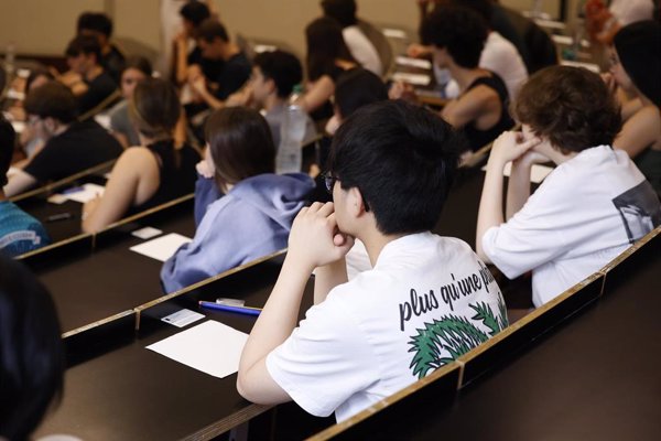 Docentes catalanes creen que reducir las horas de ciencias de Bachillerato perjudicará en la PAU