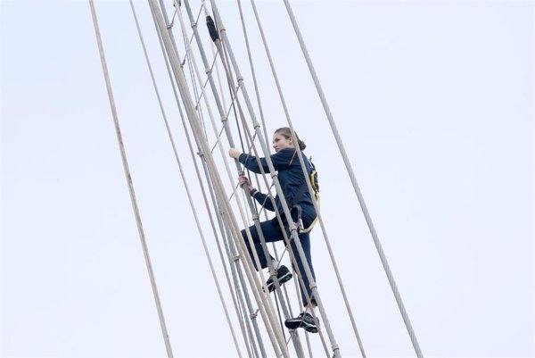 La Princesa de Asturias sube al mástil del 'Juan Sebastián Elcano' en su segundo día a bordo