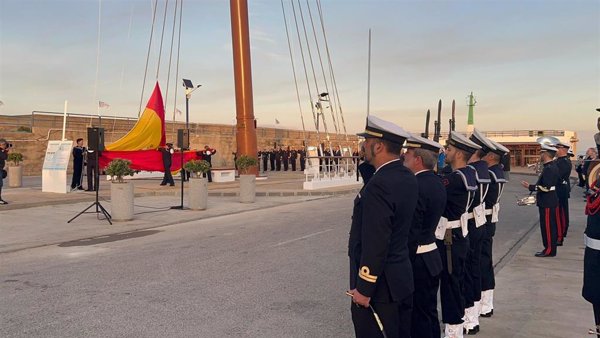 El antiguo palo mesana del 'Juan Sebastián de Elcano' ya luce en la Punta San Felipe en Cádiz