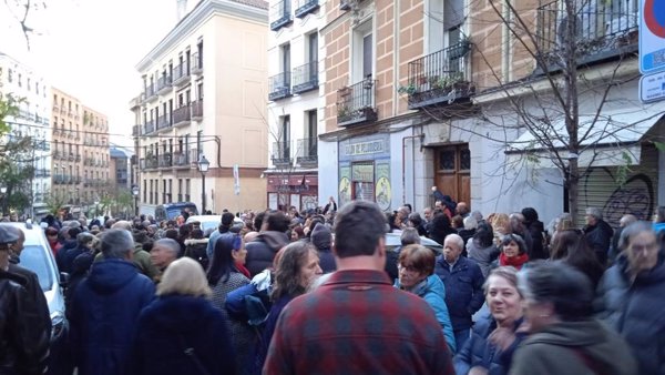 Centenares de personas se concentran en Lavapiés para apoyar a Irene Montero: 