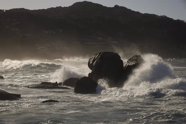 Lluvia, olas, viento y nieve ponen en aviso este sábado a 17 provincias, con rachas de viento de 100 km/h y olas de 4m