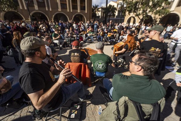 Instrumentos tradicionales irlandeses armonizan Paiporta para recaudar fondos para el secado de paredes tras la dana