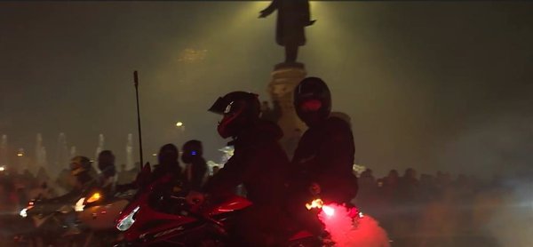 Los 'Pingüinos' iluminan Valladolid con cientos de antorchas para recordar a los 300 moteros fallecidos en 2024