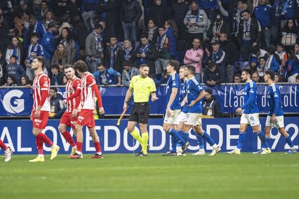 (Crónica) El Racing reacciona a medias y el derbi asturiano se reparte bajo tensión