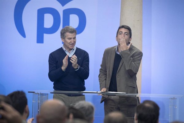 Mazón recibe una larga ovación de los 'barones' del PP en la cumbre de Asturias