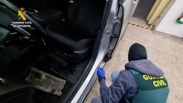 Detenidas once personas por traficar cocaína en dobles fondos de vehículos entre Madrid y Cantabria