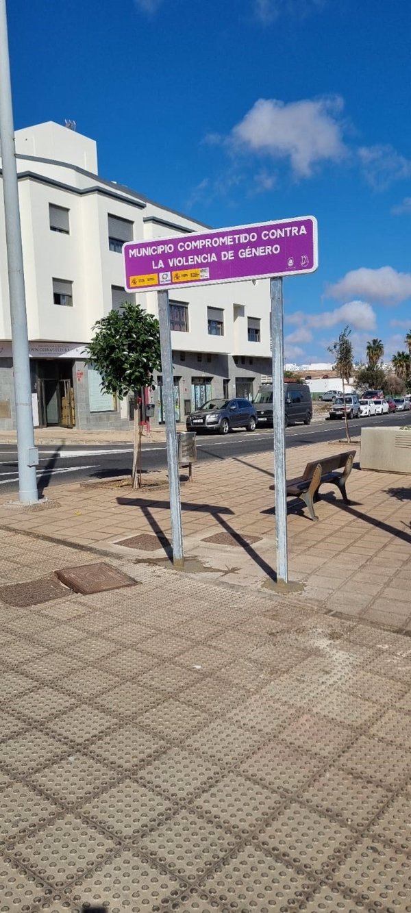 Las vías de circulación de Fuerteventura muestran el compromiso de la isla contra la violencia de género con señales