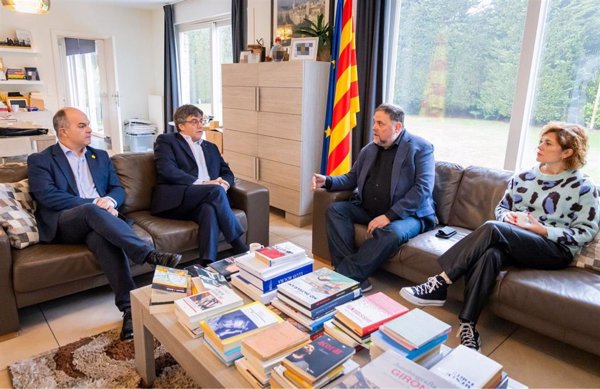 Junqueras y Puigdemont acuerdan iniciar una 