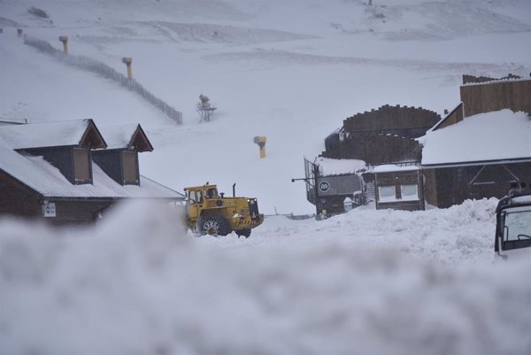 El frío vuelve a poner en aviso a una quincena de provincias en un día con lluvias y olas en el Mediterráneo