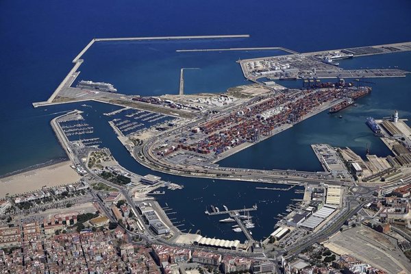 El temporal obliga a cerrar este viernes el tráfico marítimo del Puerto de Valencia