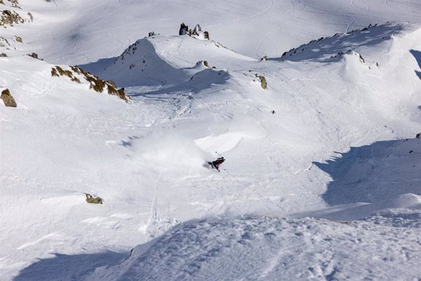 Núria Castán, trasladada al hospital tras dos caídas en la prueba del Freeride World Tour en Baqueira Beret