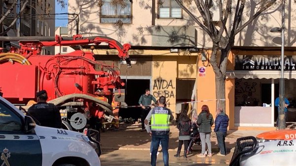 Muere un operario y herido otro en el derrumbe de la escalera de un edificio en Benetússer (Valencia)