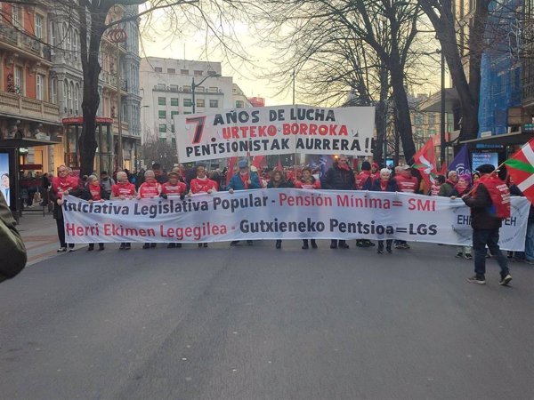 Pensionistas vascos se movilizan en Bilbao para exigir la equiparación de la pensión mínima al SMI