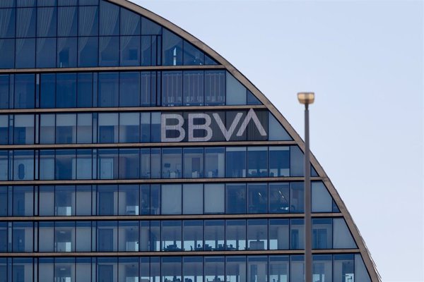 BBVA reconoce el liderazgo de Álvarez-Pallete al frente de Telefónica y desea éxito a Murtra como sucesor