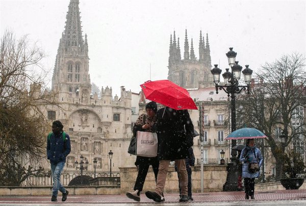 Las temperaturas máximas bajan de forma generalizada este domingo, en el que nueve CCAA están en aviso por frío y nieve