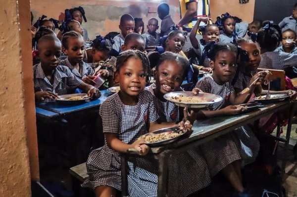 Mary's Meals alimenta cada día a 175.000 niños en 500 escuelas de Haití 15 años después del terremoto