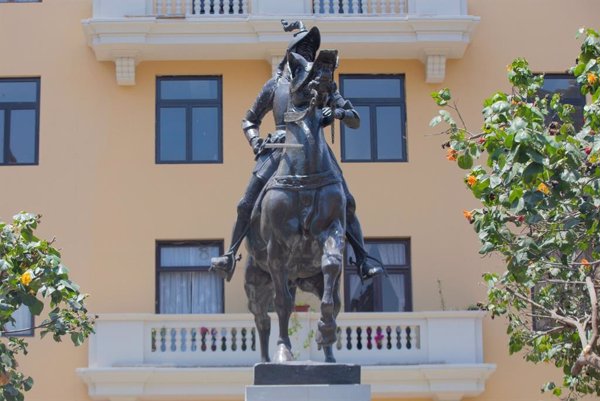 El alcalde de Lima coloca de nuevo la estatua de Pizarro en el centro de la capital peruana