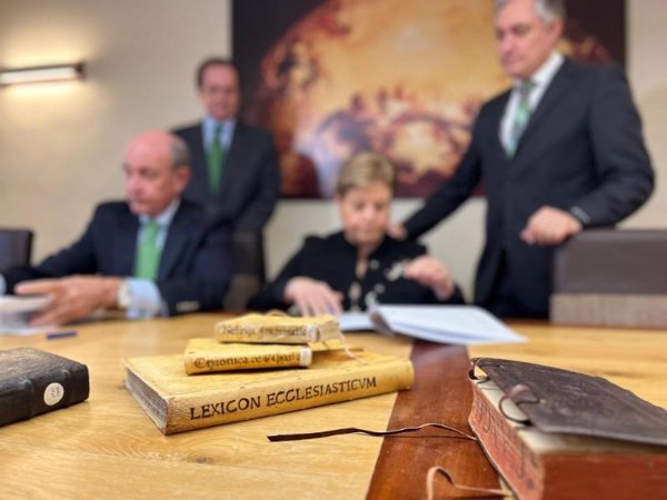 La colaboración entre la Fundación San Millán e Iberdrola permitirá restaurar siete libros de los siglos XVI y XVII