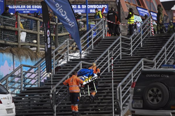 Las dos heridas más graves en el accidente de Astún salen de la UCI e ingresan en planta