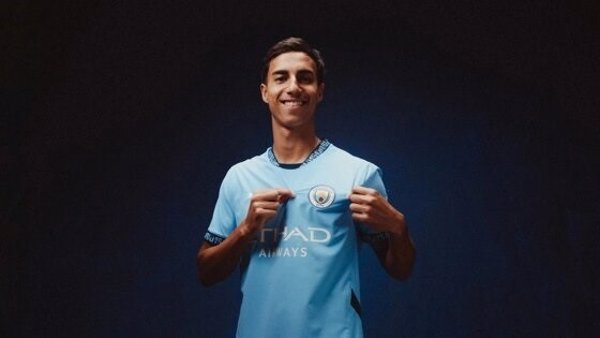 El Manchester City ficha al joven central brasileño Vitor Reis hasta 2029
