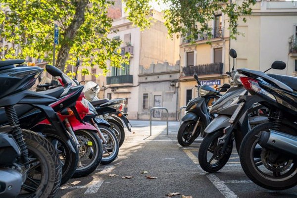 Barcelona estudia un plan para reducir el número de motos en las aceras con diversas actuaciones