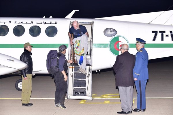 Las autoridades argelinas reciben al español liberado por los tuareg que fue secuestrado en el sur de Argelia