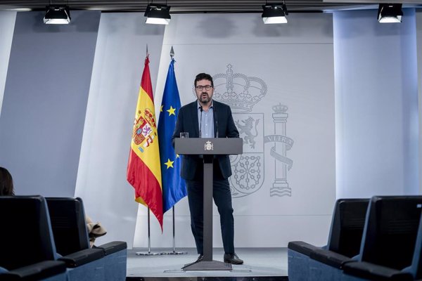 Trabajo no acepta la propuesta de CEOE de subir el SMI un 3% y aplaza la decisión al próximo miércoles