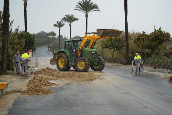 Cortadas dos carreteras secundarias en Gerena (Sevilla) por balsas de agua a cuenta de la lluvia