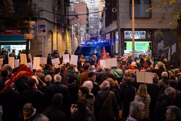 Unas cien personas protestan cerca de la sede de Junts por su rechazo al decreto ómnibus