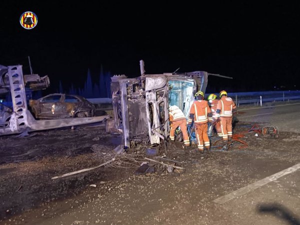 Muere el conductor de un camión tras chocar contra una grúa, volcar e incendiarse en Buñol (Valencia)