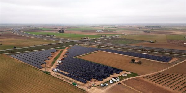 Ingenostrum y Triodos firman una financiación de 20 millones para construir una decena de plantas solares