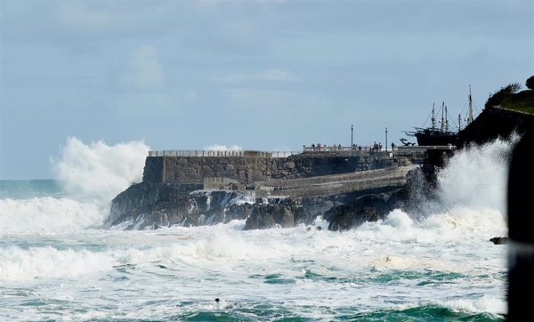 'Éowyn' pone este sábado a once provincias en aviso por olas, viento y niebla, con nivel naranja en Galicia