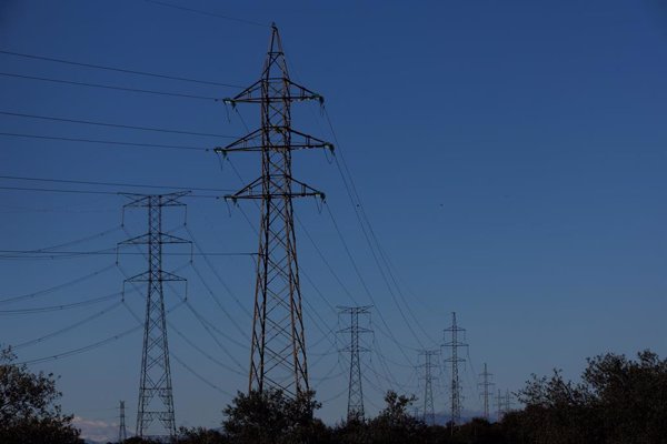 El precio de la luz cae este domingo hasta 26,42 euros/MWh, el nivel más bajo desde principios de diciembre