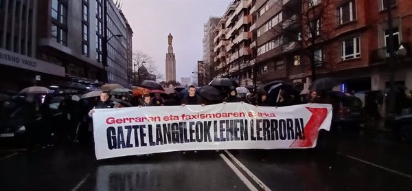 Varios miles de jóvenes se manifiestan por las calles de Bilbao 