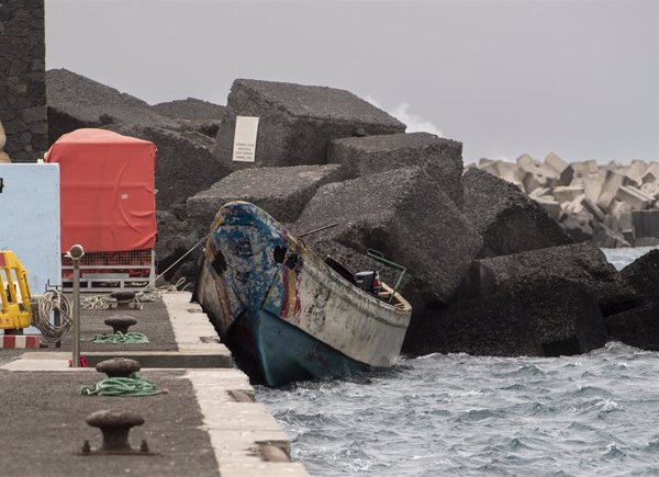 Localizado un cayuco con 46 migrantes cerca de la costa de la isla de El Hierro