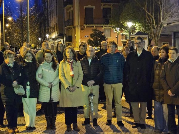 Familiares, amigos y representantes políticos recuerdan al cocinero Ramón Díaz, asesinado hace 24 años por ETA