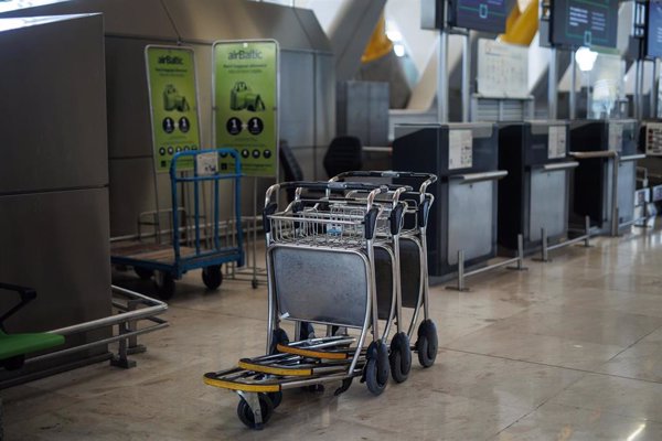 La borrasca obliga a cancelar y desviar vuelos en los tres aeropuertos gallegos