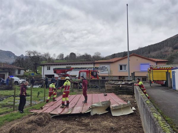 El 112 recibe este domingo 237 llamadas por incidencias relacionadas con el fuerte viento que azota Cantabria