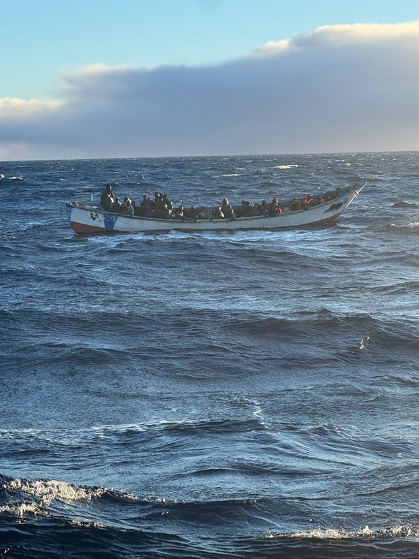 Llega un cayuco con 67 migrantes a El Hierro