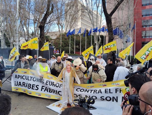 Cientos de apicultores reclaman en Madrid contra las importaciones masivas de miel