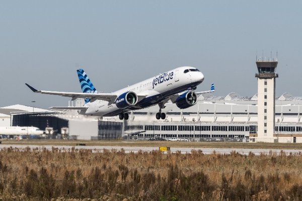 JetBlue pierde 760 millones en 2024, más del doble que un año antes