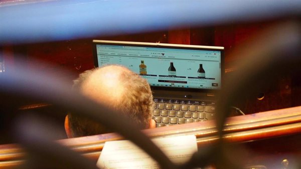 Un concejal del PP en Valencia, captado consultando una web de vinos en un debate sobre la dana