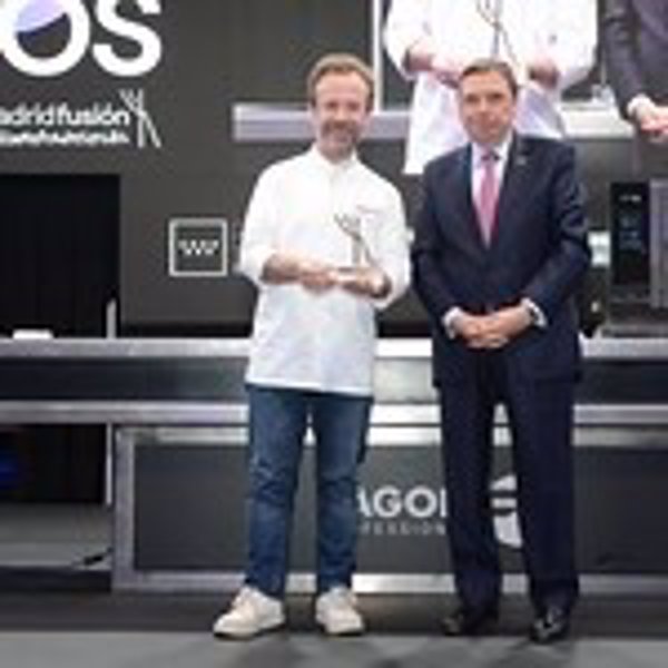 Planas entrega al chef Nacho Manzano el premio 'Alimentos de España en defensa del producto'