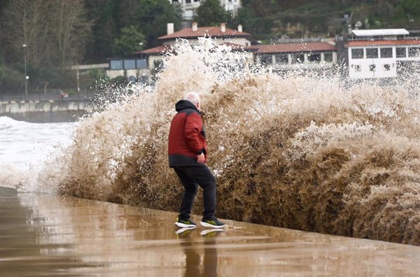 La borrasca 'Ivo' mantiene en aviso a casi toda España, con nivel rojo en en Cantabria y Euskadi por temporal marítimo