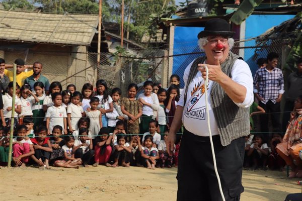 Educo y Payasos Sin Fronteras llevan sonrisas al campo de refugiados de Cox's Bazar, en Bangladesh
