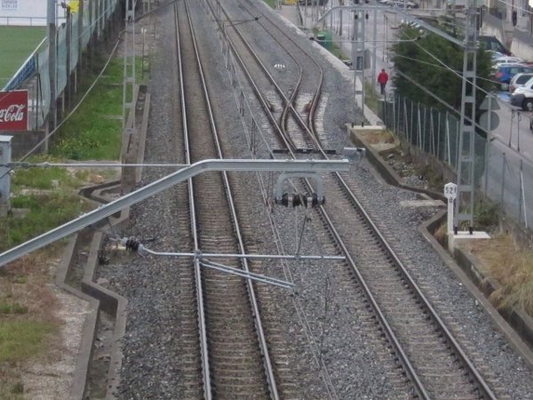 La caída de un árbol sobre la catenaria interrumpe la circulación ferroviaria en Casar (Cantabria) durante una hora