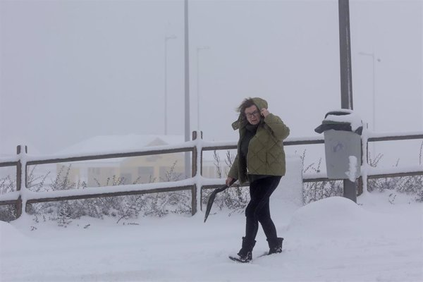 La estabilidad empezará a entrar hoy en la Península, aunque habrá aviso naranja por nieve y lluvia en el norte