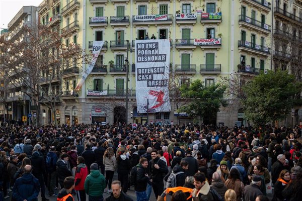 Más de 500 personas se concentran ante la Casa Orsola de Barcelona para protestar por un desalojo