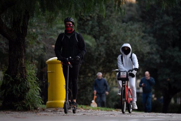 Barcelona empezará a multar este sábado a conductores de patinete eléctrico que no lleven casco