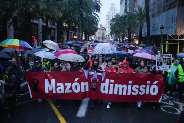 Una cuarta manifestación recorre el centro de València para exigir la dimisión de Mazón: 